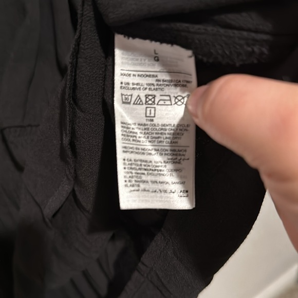 Old Navy Black Ruffle Short Sleeve VNeck Size Large NWT - Picture 10 of 10